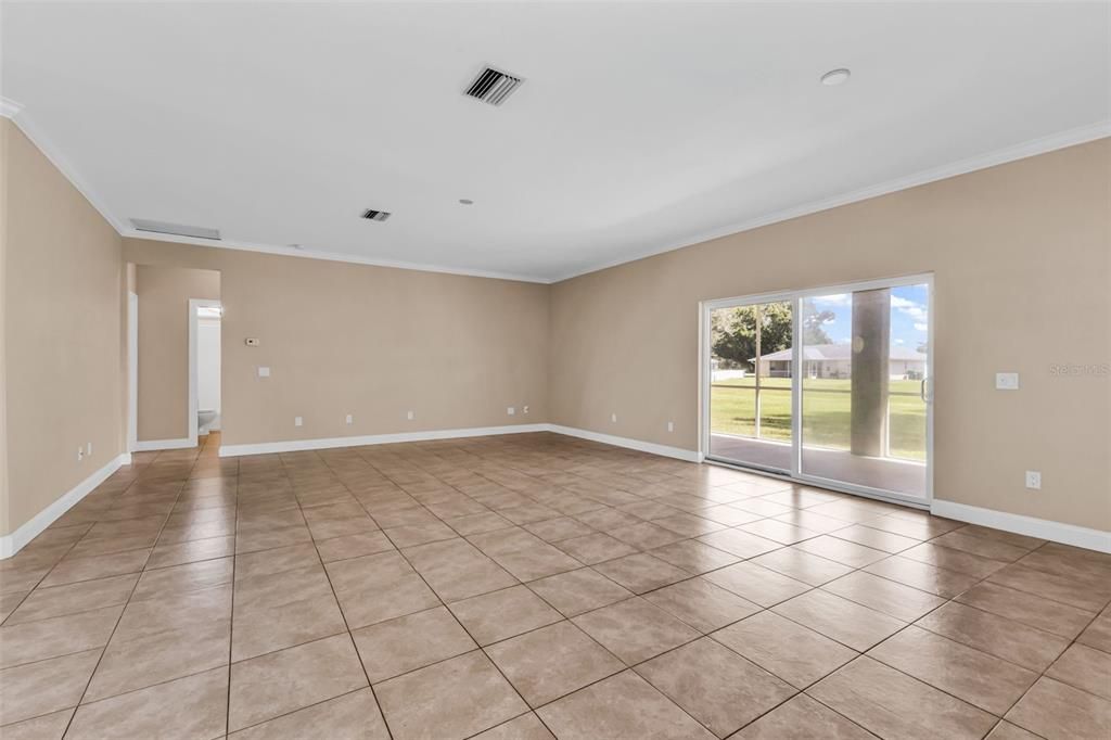 合同活跃: $300,000 (3 贝兹, 2 浴室, 1920 平方英尺)