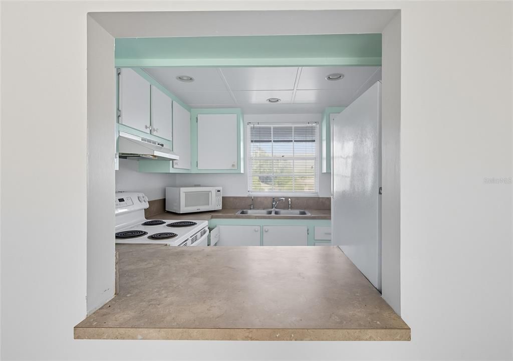 合同活跃: $64,900 (1 贝兹, 1 浴室, 725 平方英尺)