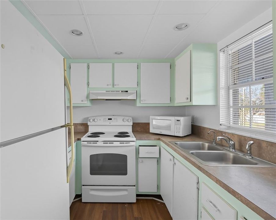 合同活跃: $64,900 (1 贝兹, 1 浴室, 725 平方英尺)