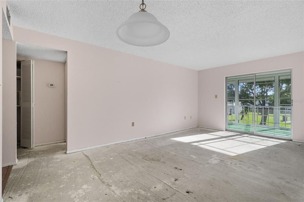 合同活跃: $64,900 (1 贝兹, 1 浴室, 725 平方英尺)