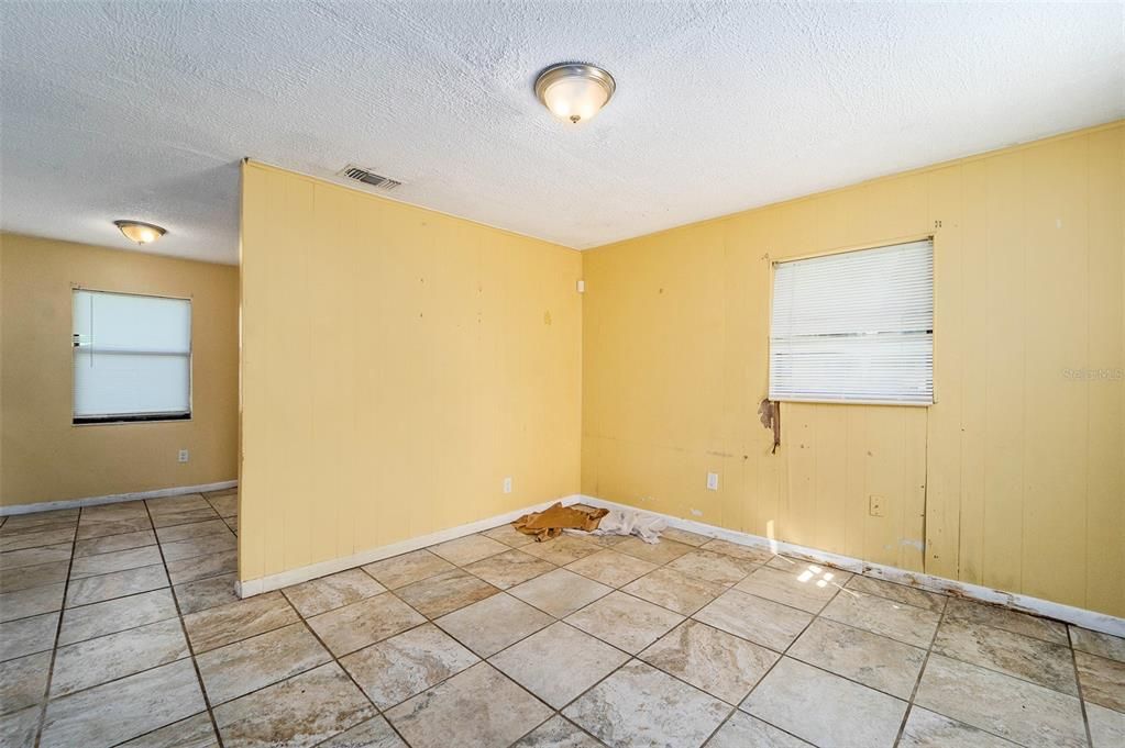 待售: $169,999 (2 贝兹, 1 浴室, 864 平方英尺)