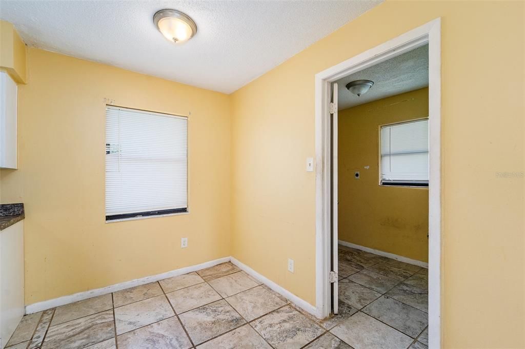 待售: $169,999 (2 贝兹, 1 浴室, 864 平方英尺)