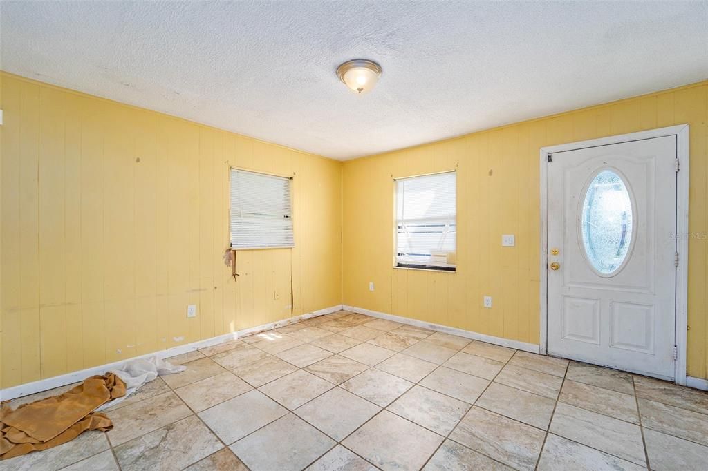 待售: $169,999 (2 贝兹, 1 浴室, 864 平方英尺)