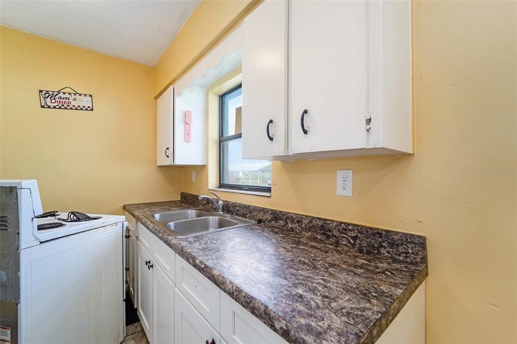 待售: $169,999 (2 贝兹, 1 浴室, 864 平方英尺)