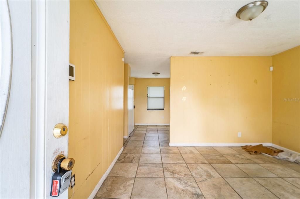 待售: $169,999 (2 贝兹, 1 浴室, 864 平方英尺)