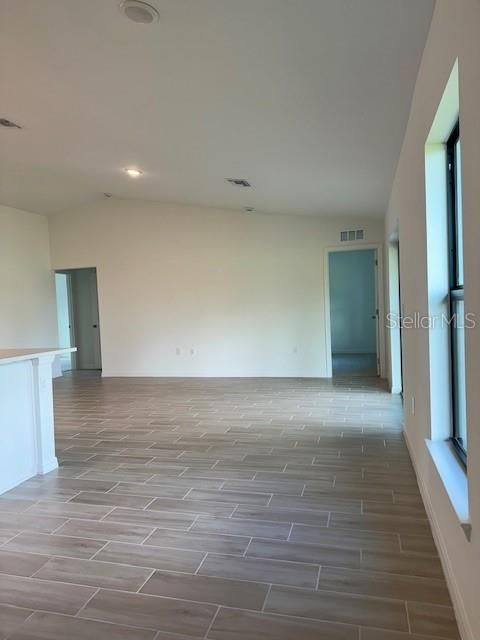 合同活跃: $304,500 (3 贝兹, 2 浴室, 1469 平方英尺)