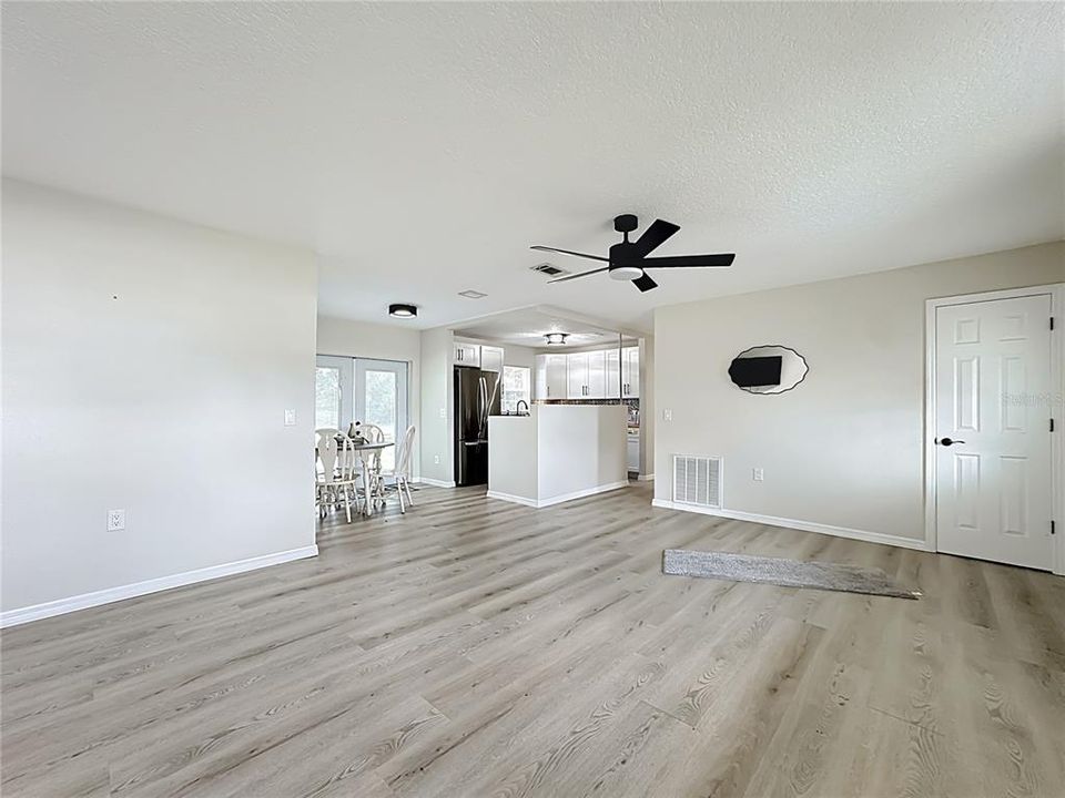 待售: $325,000 (3 贝兹, 1 浴室, 1125 平方英尺)