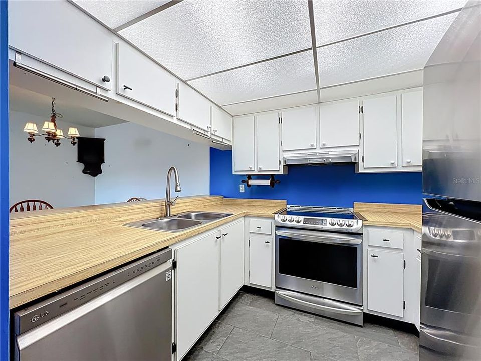 Active With Contract: $231,500 (3 beds, 2 baths, 1144 Square Feet)