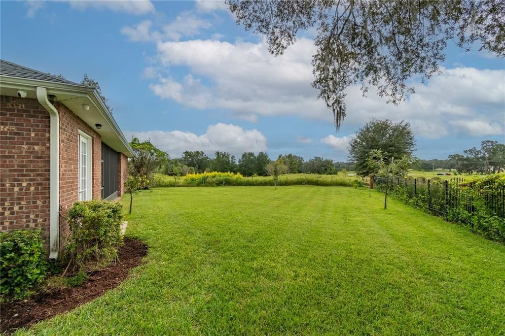 合同活跃: $445,000 (4 贝兹, 3 浴室, 2243 平方英尺)