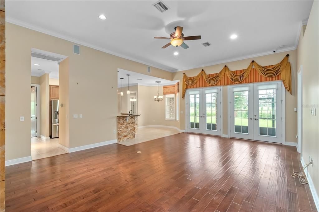 合同活跃: $445,000 (4 贝兹, 3 浴室, 2243 平方英尺)