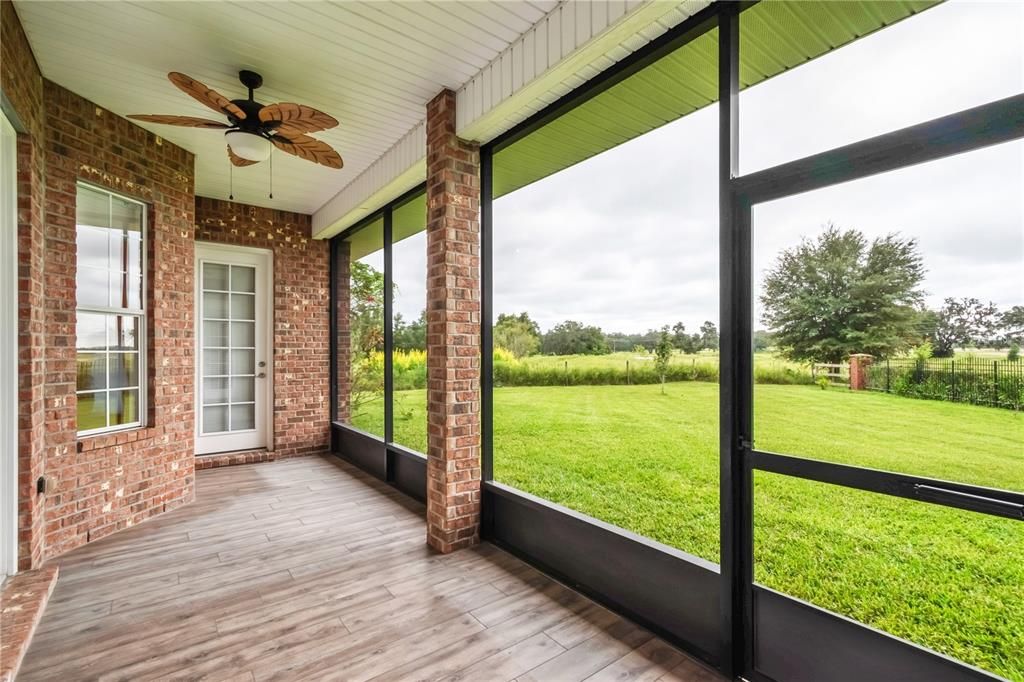 合同活跃: $445,000 (4 贝兹, 3 浴室, 2243 平方英尺)