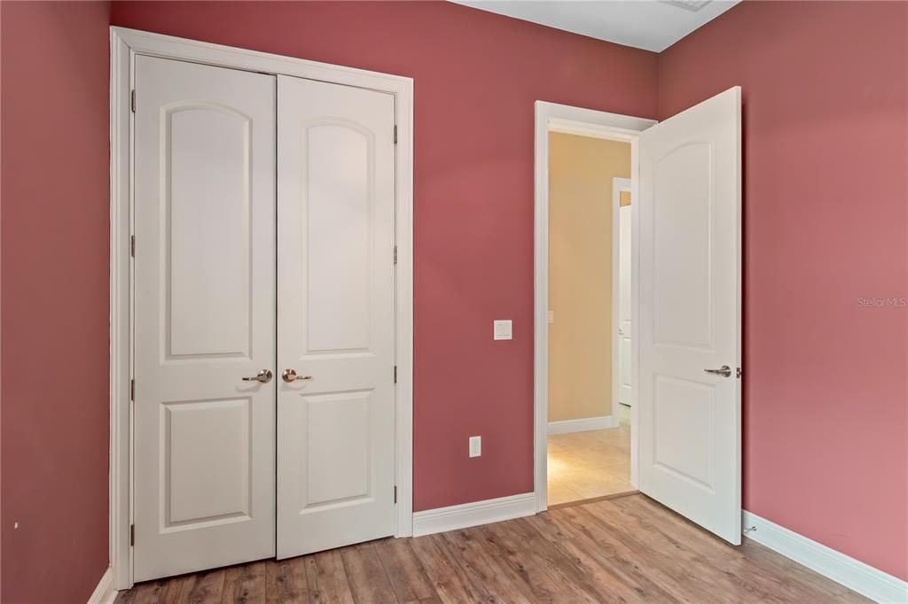 合同活跃: $445,000 (4 贝兹, 3 浴室, 2243 平方英尺)