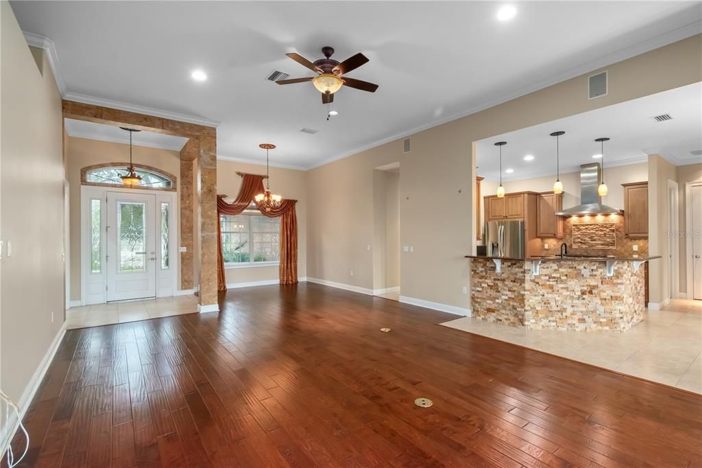 合同活跃: $445,000 (4 贝兹, 3 浴室, 2243 平方英尺)