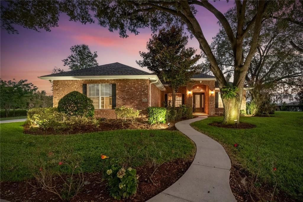 合同活跃: $445,000 (4 贝兹, 3 浴室, 2243 平方英尺)