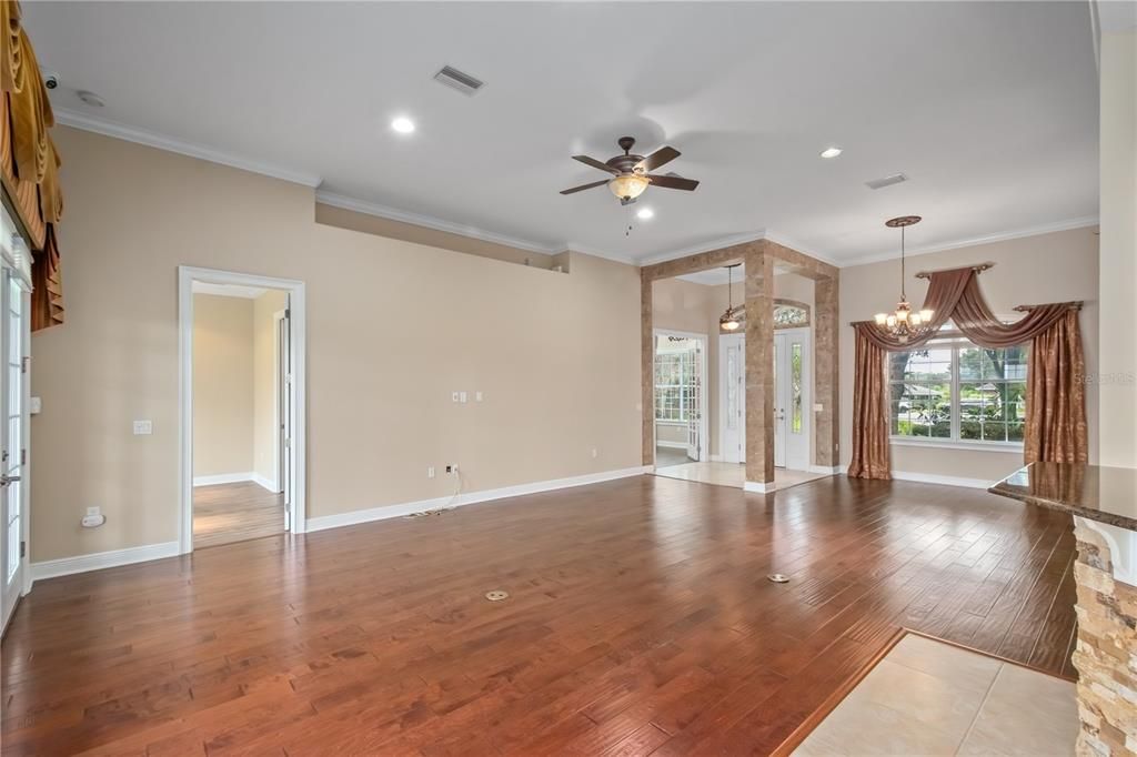 合同活跃: $445,000 (4 贝兹, 3 浴室, 2243 平方英尺)