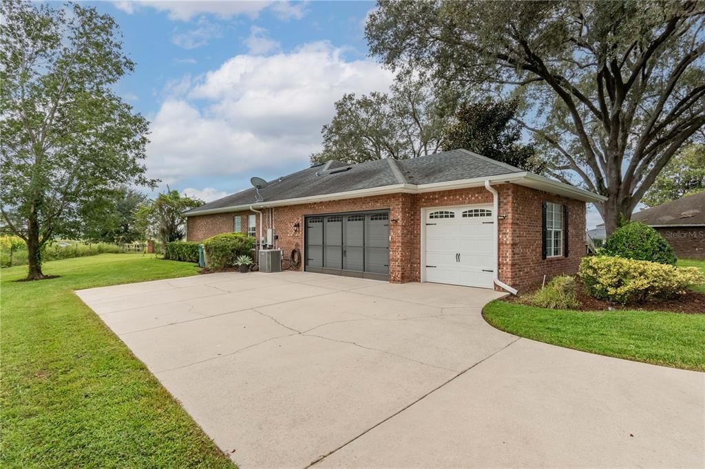 合同活跃: $445,000 (4 贝兹, 3 浴室, 2243 平方英尺)