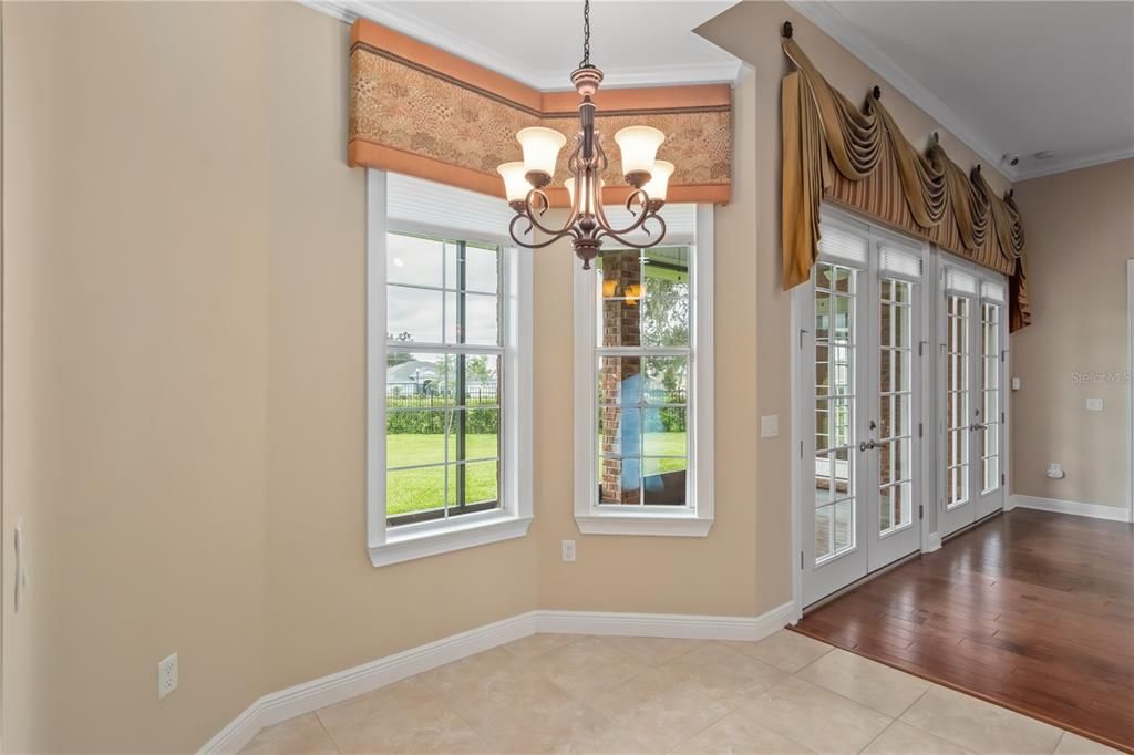 合同活跃: $445,000 (4 贝兹, 3 浴室, 2243 平方英尺)