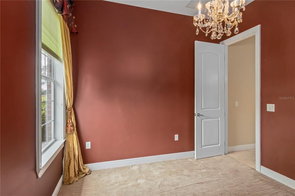 合同活跃: $445,000 (4 贝兹, 3 浴室, 2243 平方英尺)