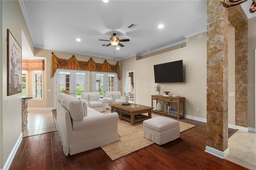 合同活跃: $445,000 (4 贝兹, 3 浴室, 2243 平方英尺)