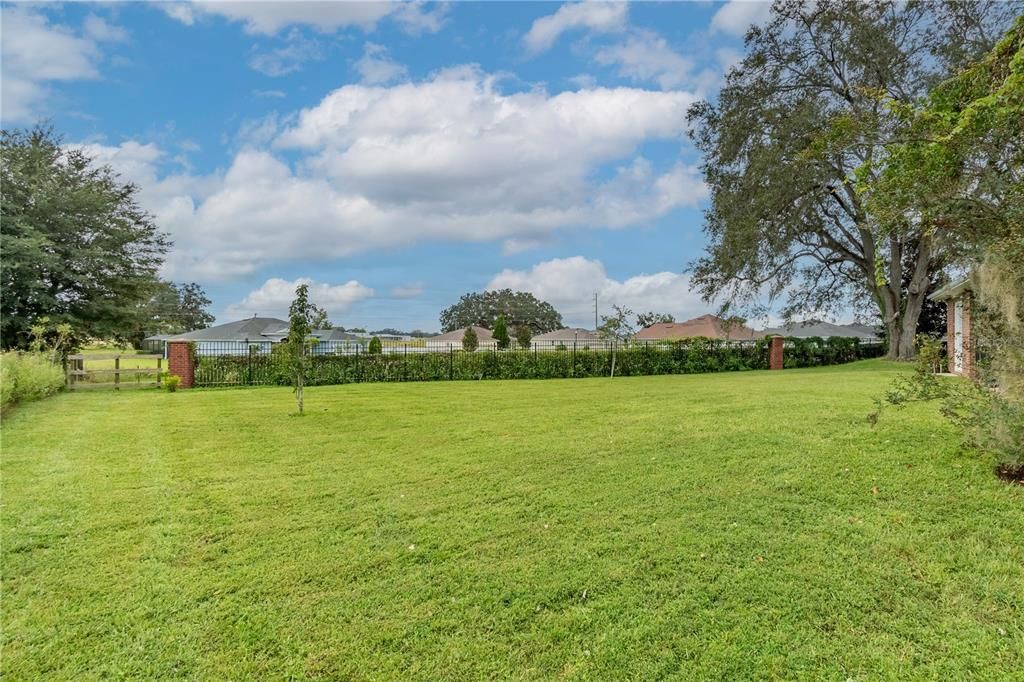 合同活跃: $445,000 (4 贝兹, 3 浴室, 2243 平方英尺)