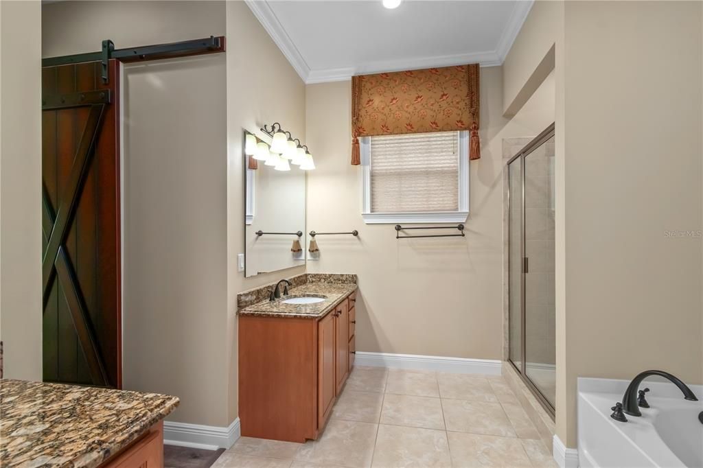 合同活跃: $445,000 (4 贝兹, 3 浴室, 2243 平方英尺)