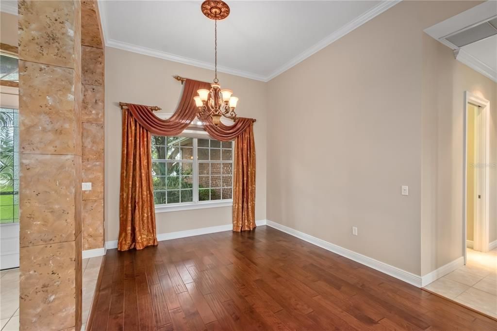 合同活跃: $445,000 (4 贝兹, 3 浴室, 2243 平方英尺)