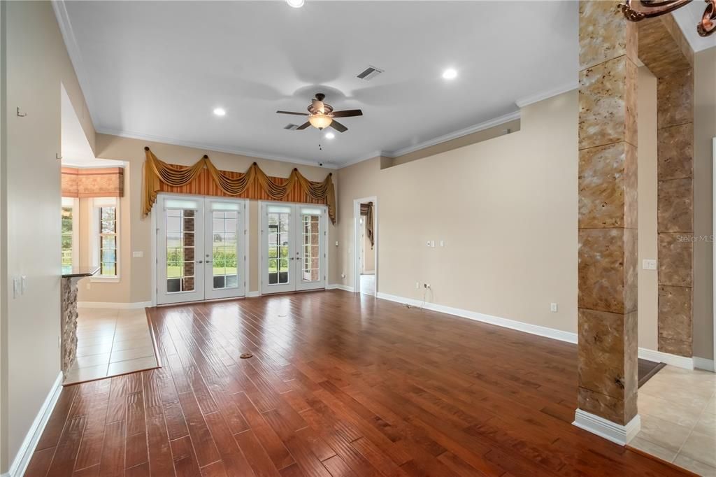 合同活跃: $445,000 (4 贝兹, 3 浴室, 2243 平方英尺)