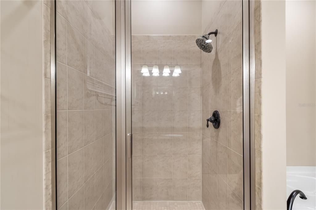 合同活跃: $445,000 (4 贝兹, 3 浴室, 2243 平方英尺)