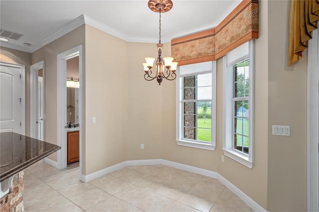 合同活跃: $445,000 (4 贝兹, 3 浴室, 2243 平方英尺)