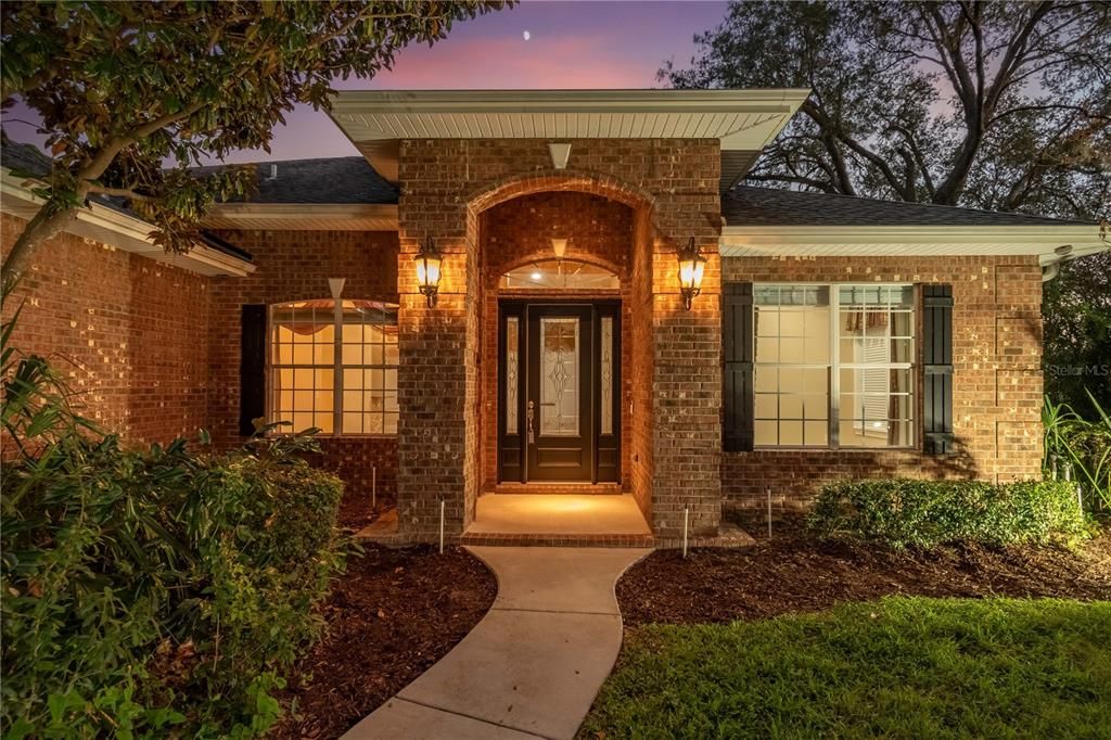 合同活跃: $445,000 (4 贝兹, 3 浴室, 2243 平方英尺)