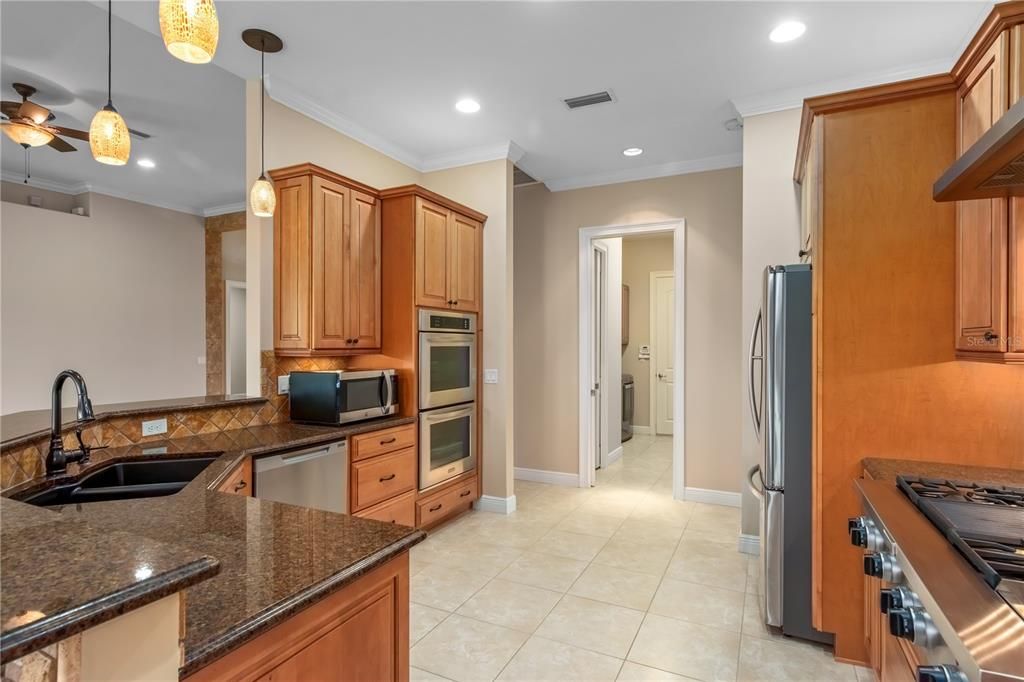 合同活跃: $445,000 (4 贝兹, 3 浴室, 2243 平方英尺)