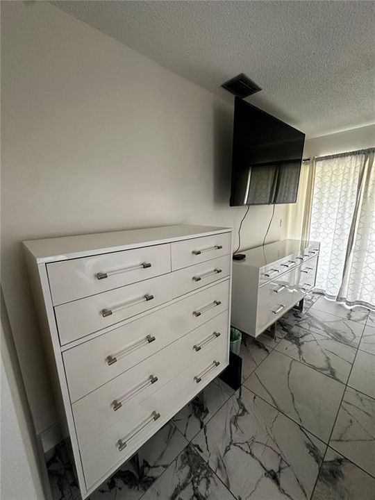 На продажу: $550,000 (4 спален, 0 ванн, 2086 Квадратных фут)