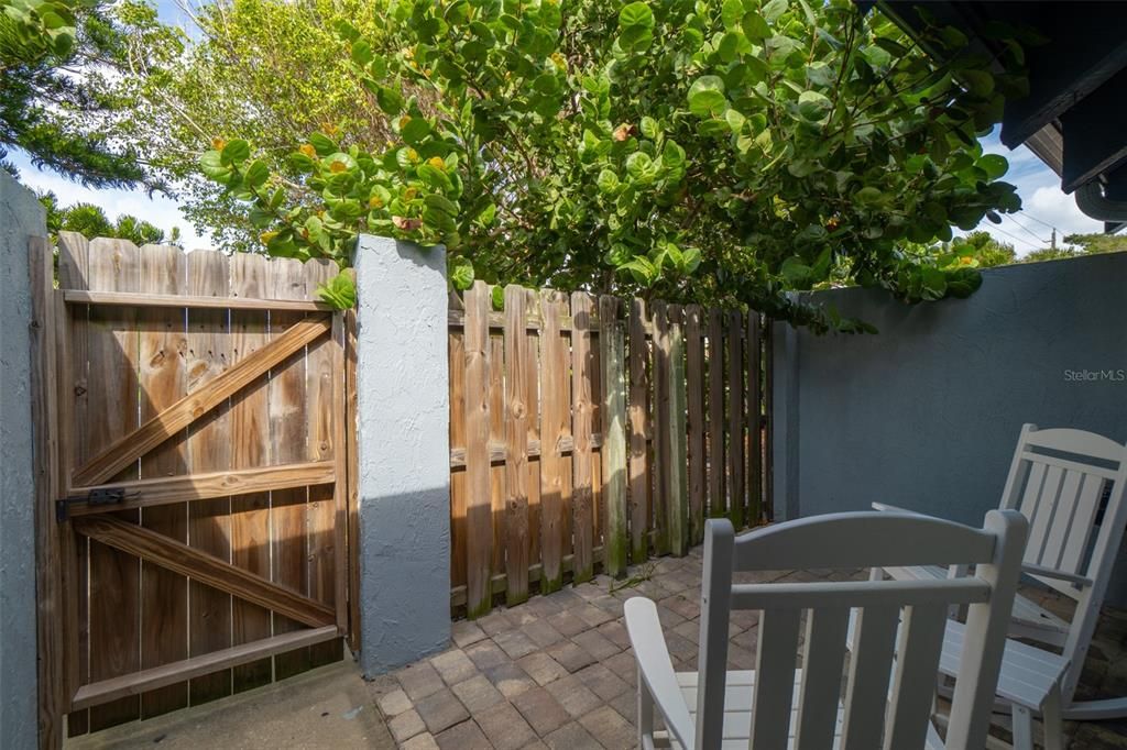 For Sale: $415,000 (2 beds, 2 baths, 1104 Square Feet)