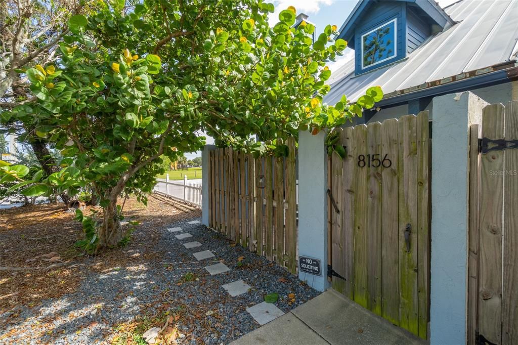 For Sale: $415,000 (2 beds, 2 baths, 1104 Square Feet)