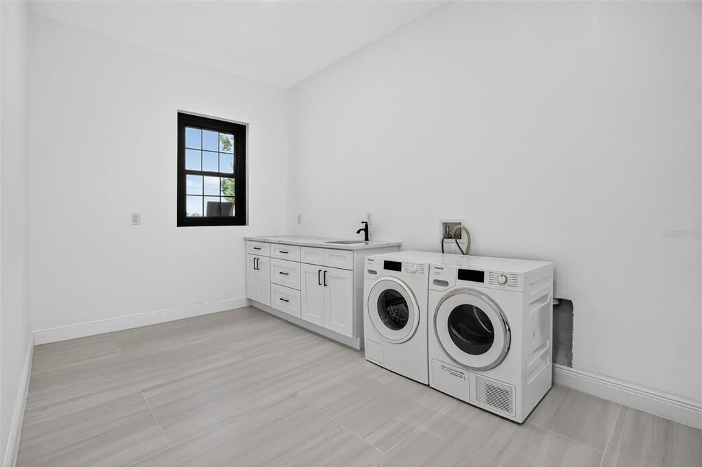 Active With Contract: $1,949,000 (7 beds, 5 baths, 6396 Square Feet)