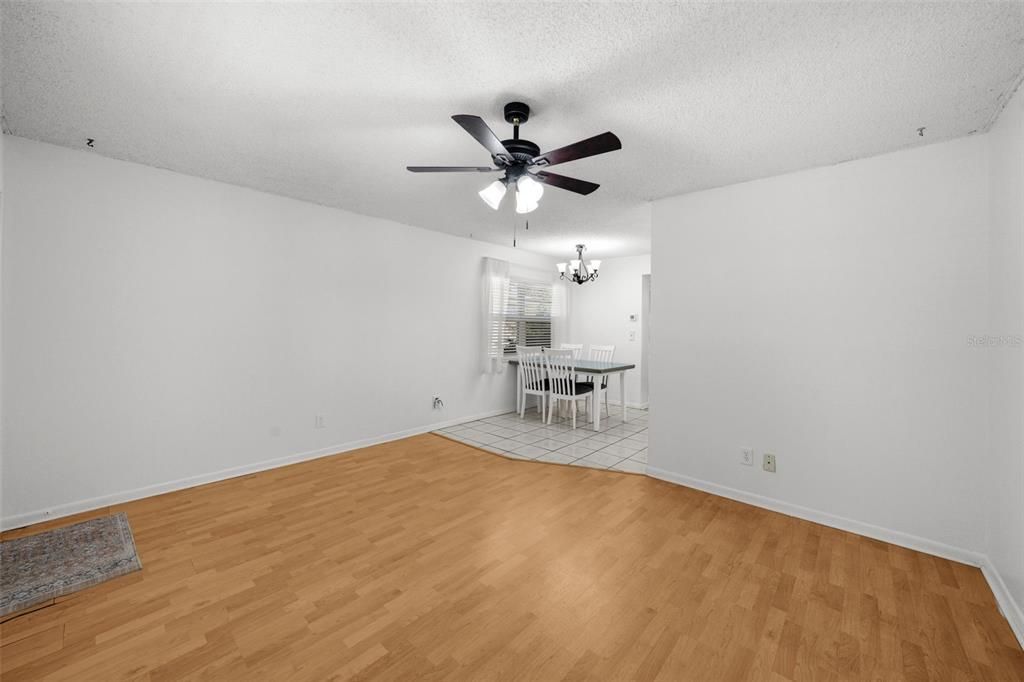 合同活跃: $107,500 (1 贝兹, 1 浴室, 593 平方英尺)