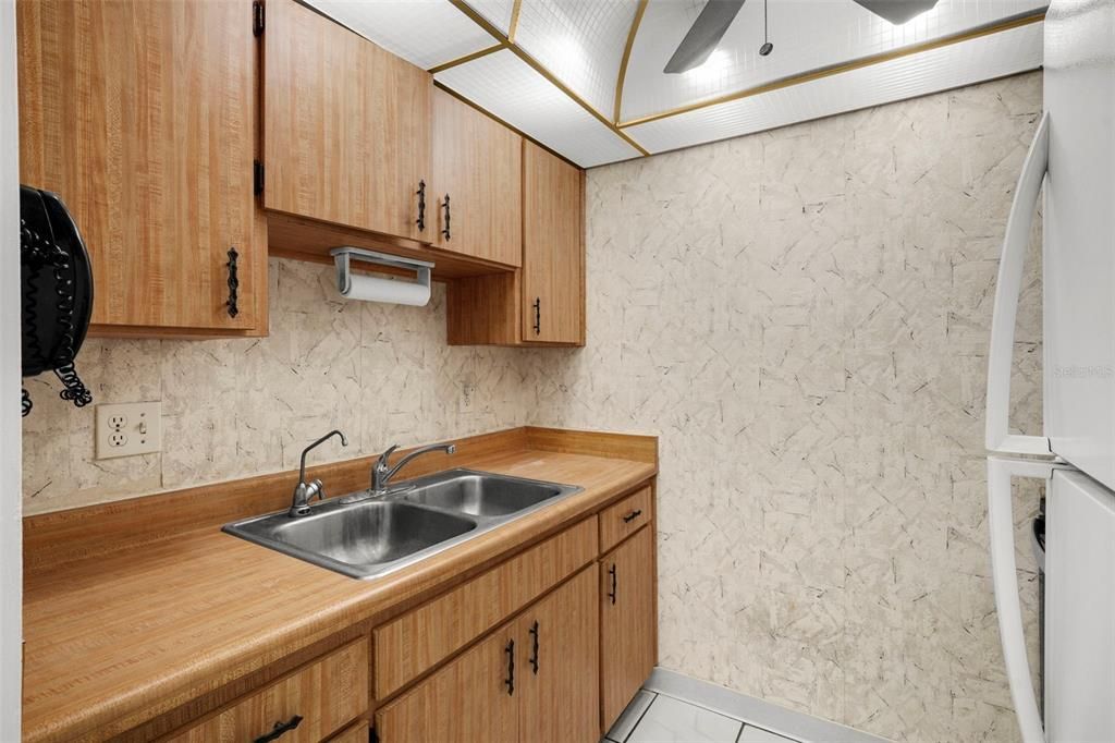 合同活跃: $107,500 (1 贝兹, 1 浴室, 593 平方英尺)