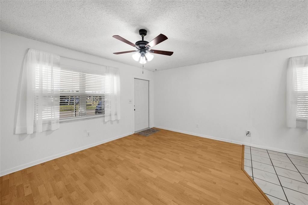 合同活跃: $107,500 (1 贝兹, 1 浴室, 593 平方英尺)