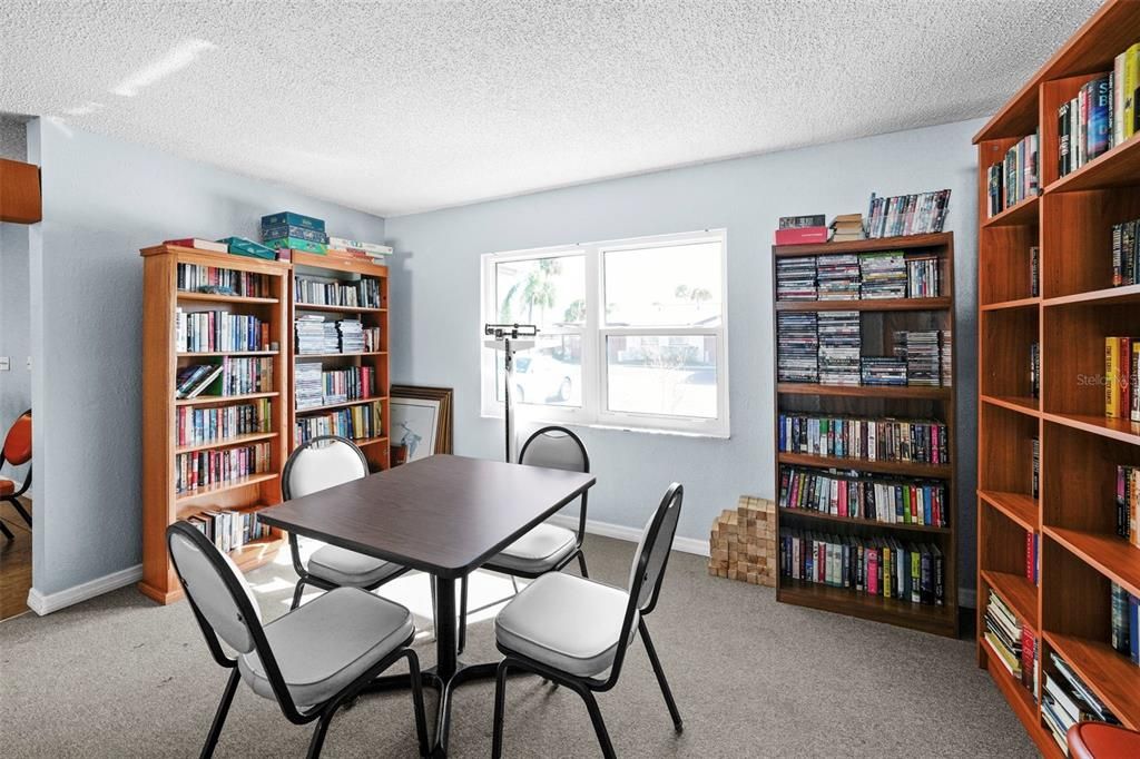 合同活跃: $107,500 (1 贝兹, 1 浴室, 593 平方英尺)