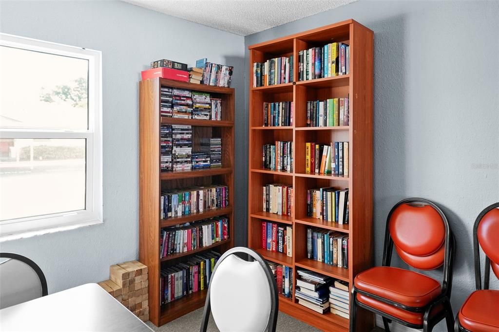 合同活跃: $107,500 (1 贝兹, 1 浴室, 593 平方英尺)