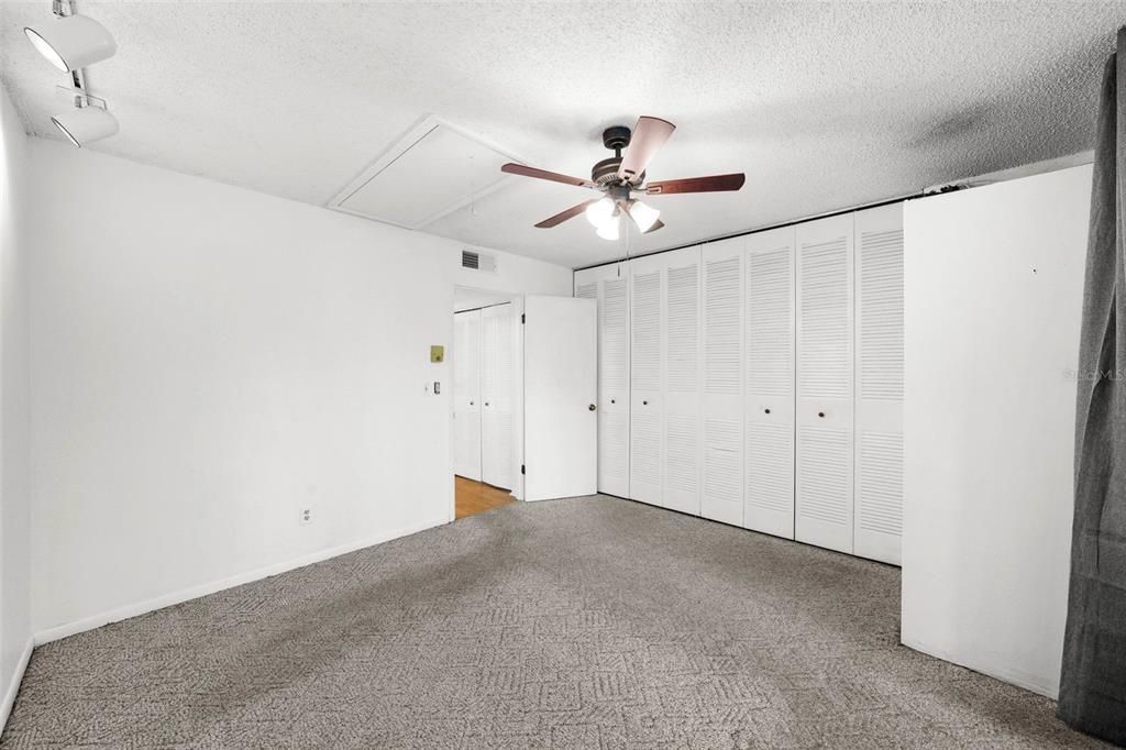 合同活跃: $107,500 (1 贝兹, 1 浴室, 593 平方英尺)