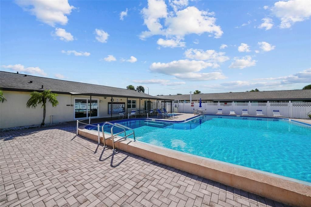 合同活跃: $107,500 (1 贝兹, 1 浴室, 593 平方英尺)