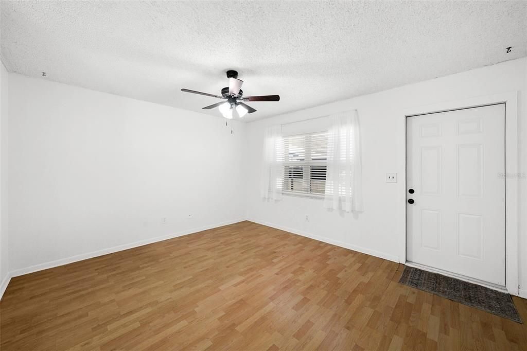 合同活跃: $107,500 (1 贝兹, 1 浴室, 593 平方英尺)