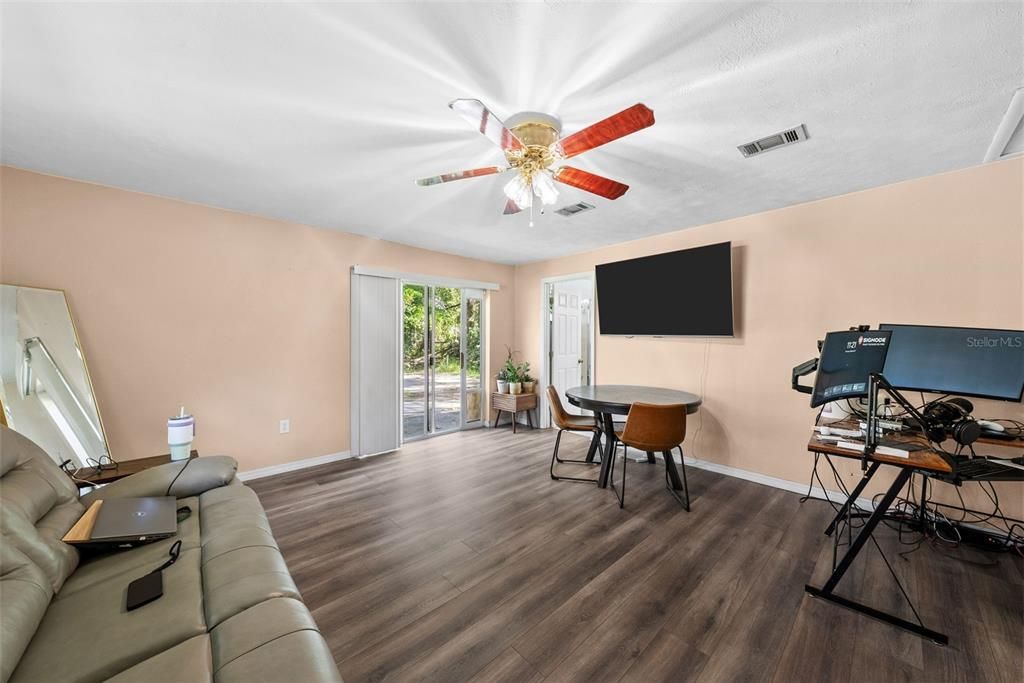 Под контрактом: $489,999 (4 спален, 3 ванн, 2047 Квадратных фут)