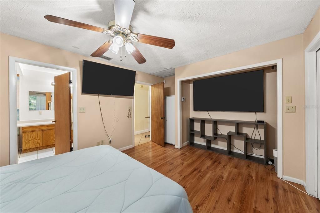 Под контрактом: $489,999 (4 спален, 3 ванн, 2047 Квадратных фут)