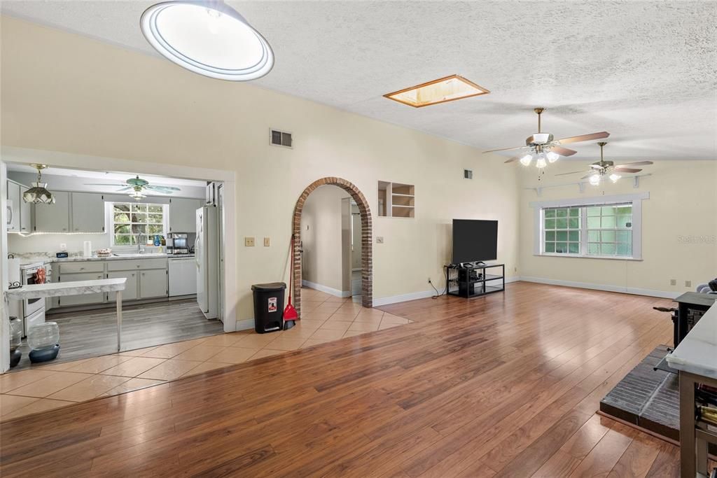 Под контрактом: $489,999 (4 спален, 3 ванн, 2047 Квадратных фут)