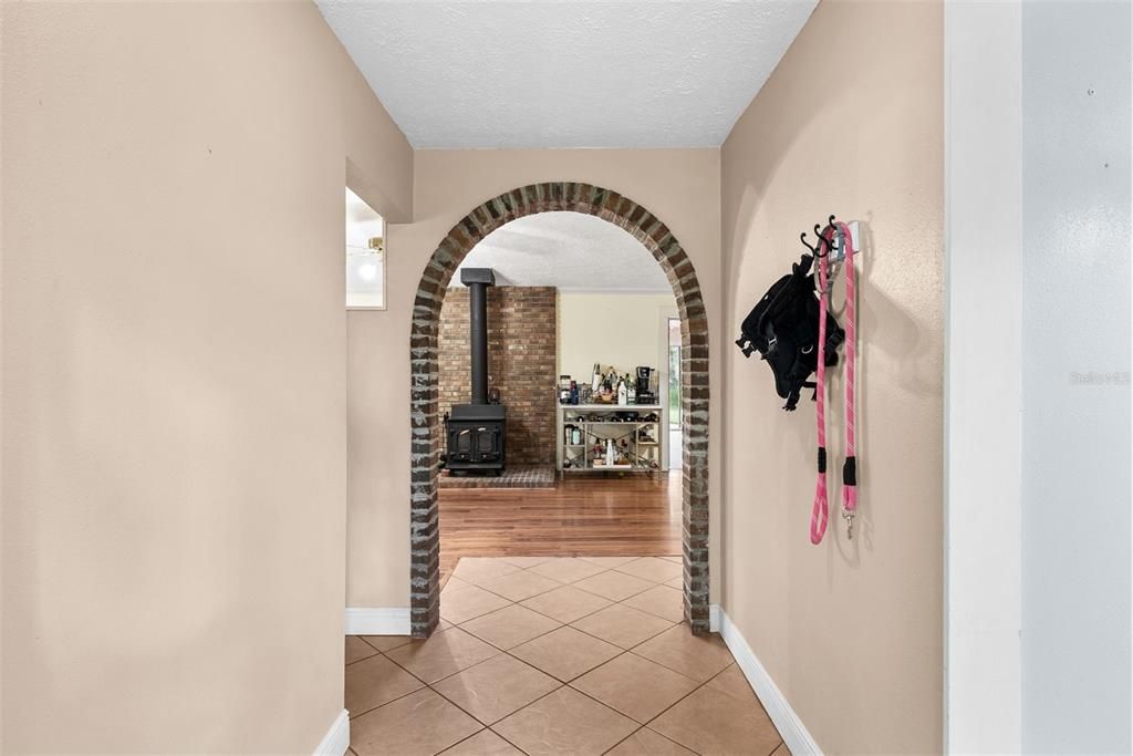 Под контрактом: $489,999 (4 спален, 3 ванн, 2047 Квадратных фут)