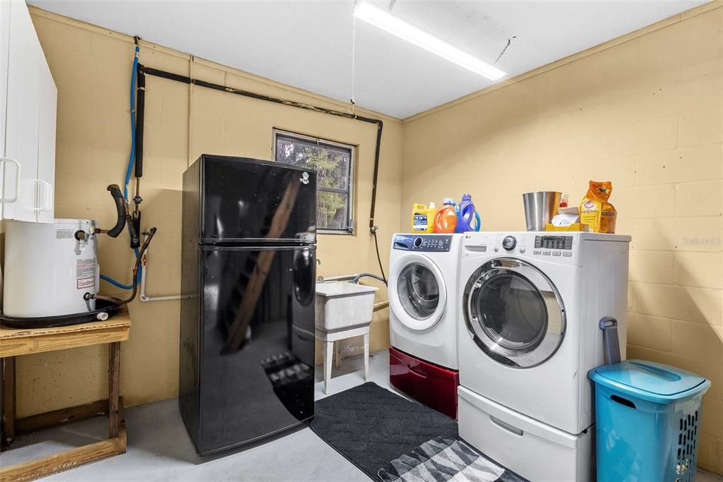 Под контрактом: $489,999 (4 спален, 3 ванн, 2047 Квадратных фут)