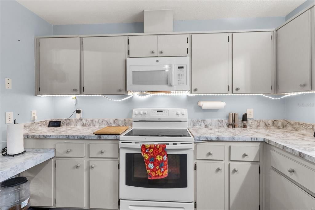 Под контрактом: $489,999 (4 спален, 3 ванн, 2047 Квадратных фут)