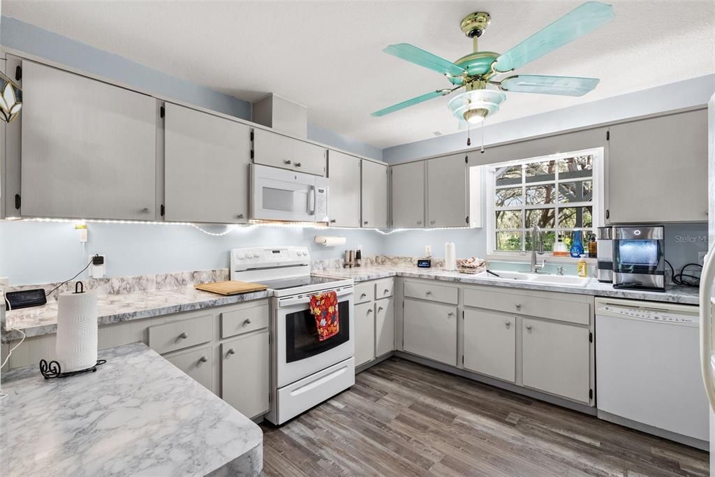 Под контрактом: $489,999 (4 спален, 3 ванн, 2047 Квадратных фут)